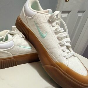 Nike Women's White and Mint Sneakers with Gum Sole size 7